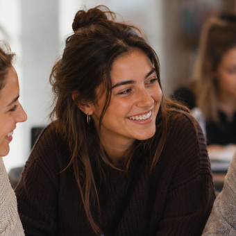 Dos estudiantes de psicología estudiando juntas